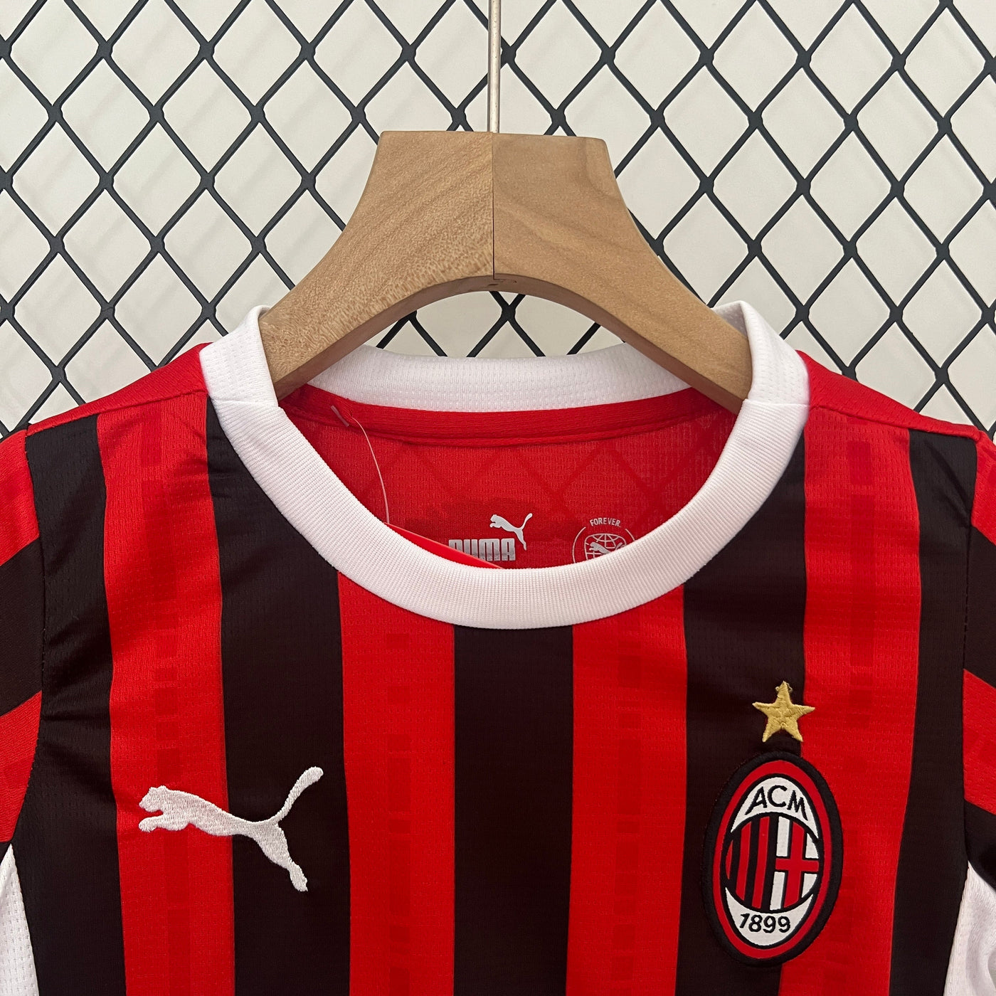 Milan Kids Home 2024/2025 – Maten van 16 tot 28 voor Jonge Rossoneri!