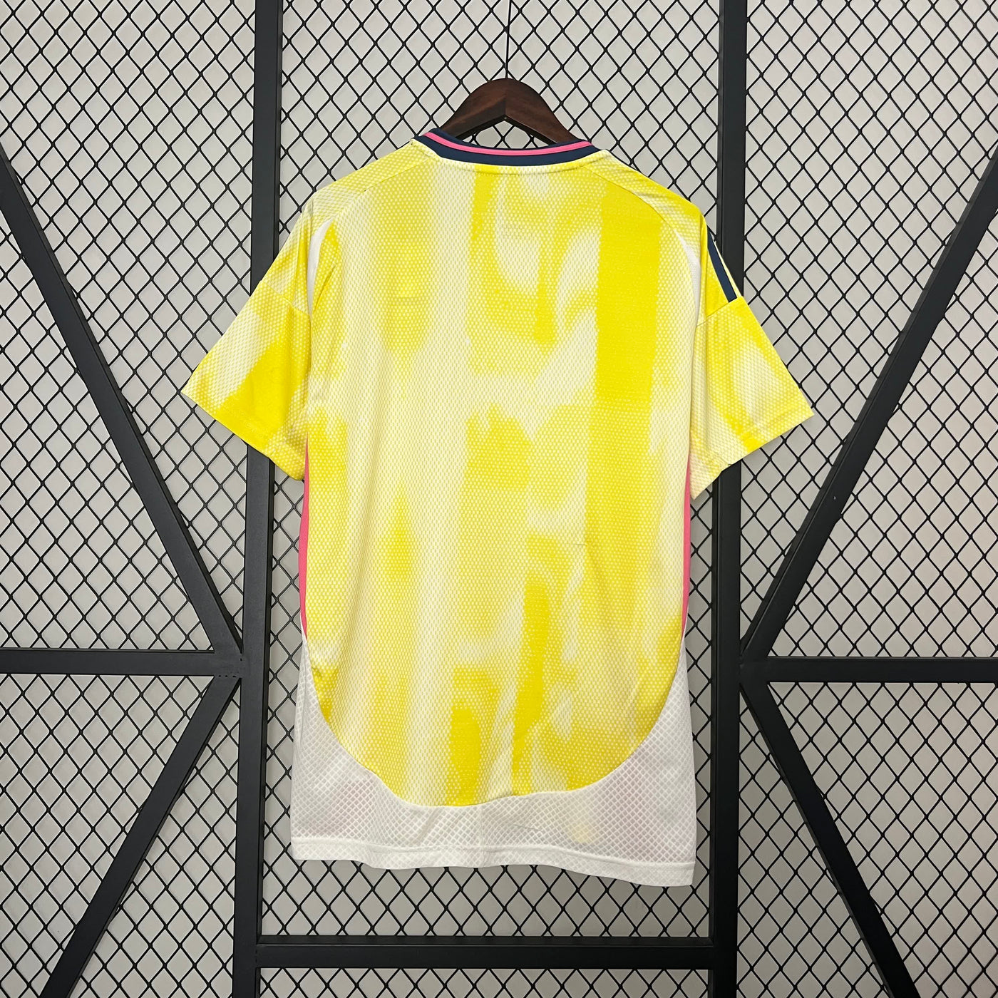 Officiële Juventus Derde Shirt 2024/2025 - Geel met Roze en Donkere Accenten