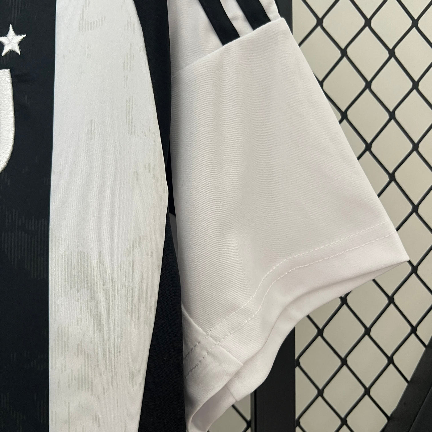Officiële Juventus Thuis Shirt 2024/2025 - Zwart en Wit met Klassieke Strepen