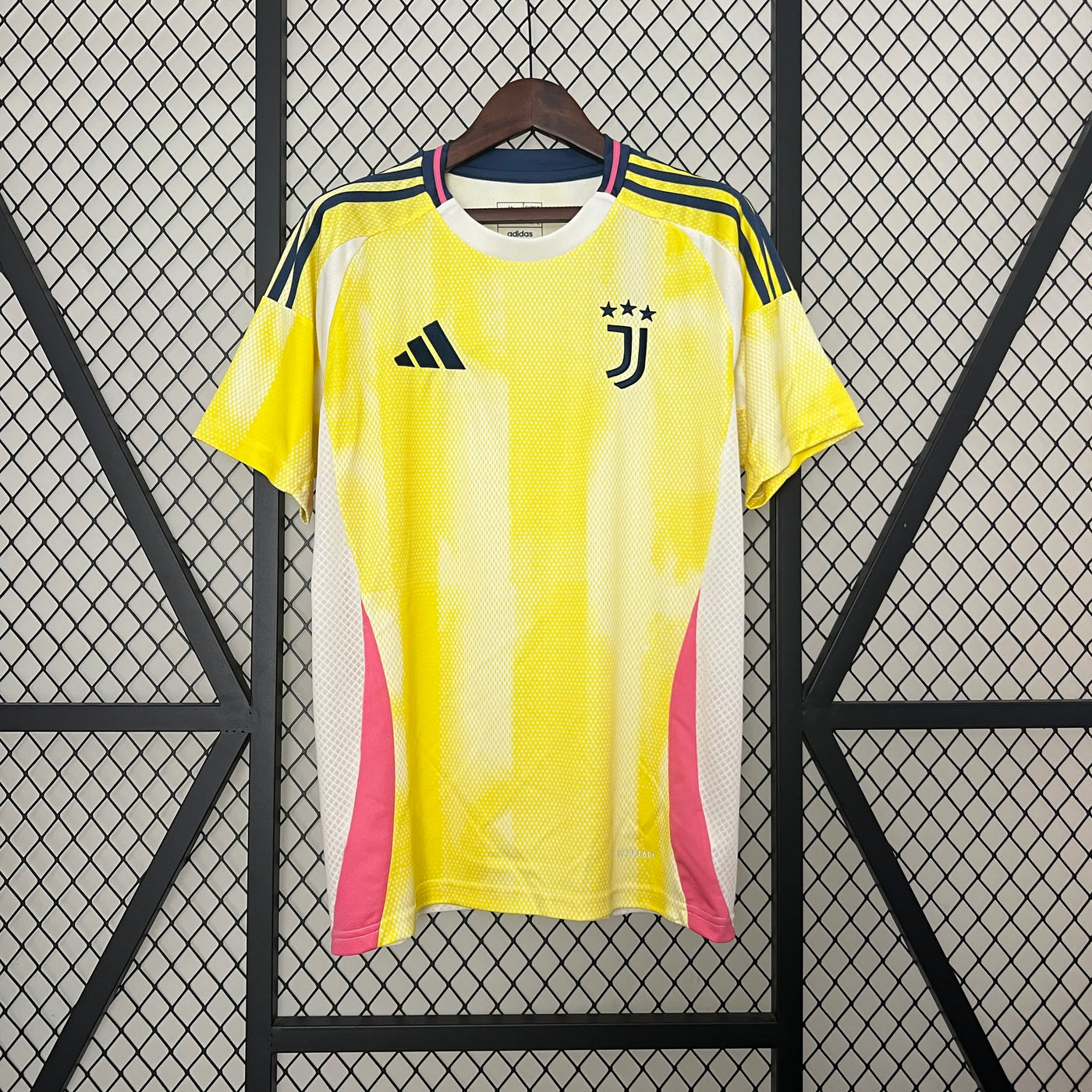 Officiële Juventus Derde Shirt 2024/2025 - Geel met Roze en Donkere Accenten