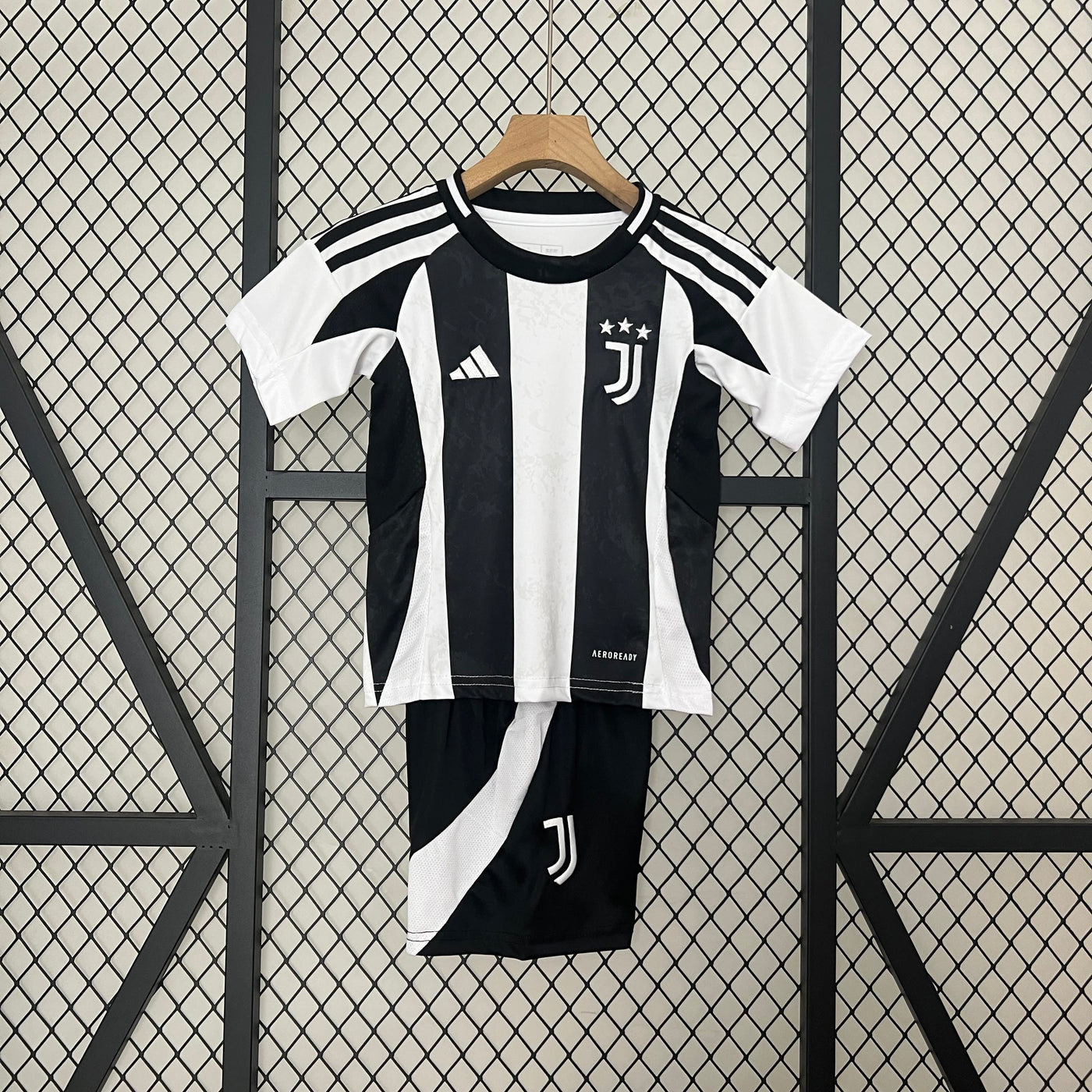 Juventus Kids Home Kit 2024/2025 – Voor Jonge Bianconeri Fans!