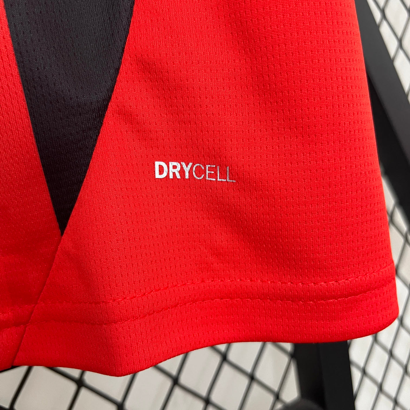 Officiële AC Milan Thuis Shirt 2024/2025 - Rood en Zwart met Witte Details